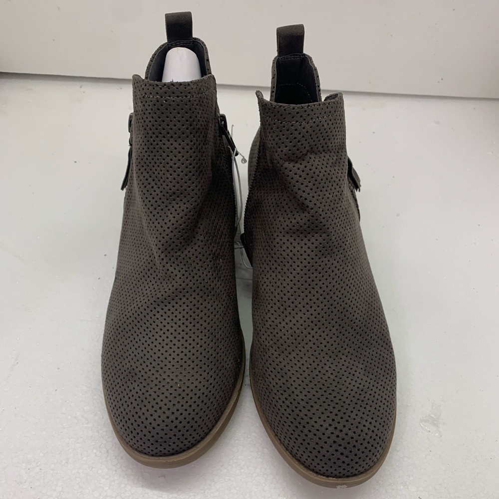 NEW Women's Dylan Laser Cut Ankle Bootie size 8